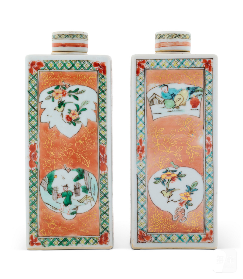 PAIRE DE BOUTEILLES COUVERTES CARRÉES EN PORCELAINE DE LA FAMILLE VERTE  CHINE, DYNASTIE QING, ÉPOQUE KANGXI (1662-1722) - 图2